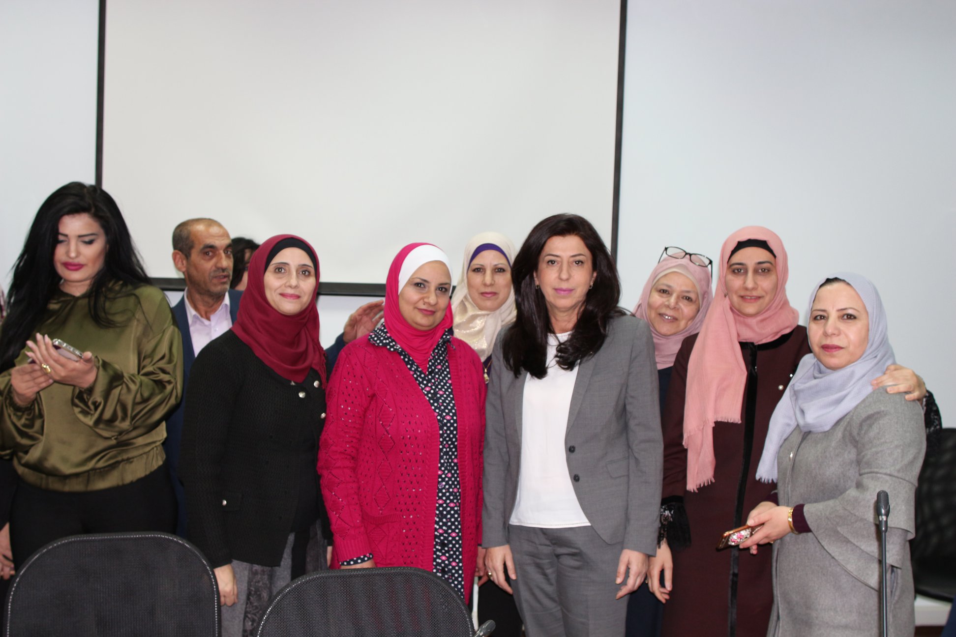 وزيرة الاقتصاد الوطني عبير عودة تكرم موظفات الوزارة بمناسبة عيد الام والثامن من اذار

